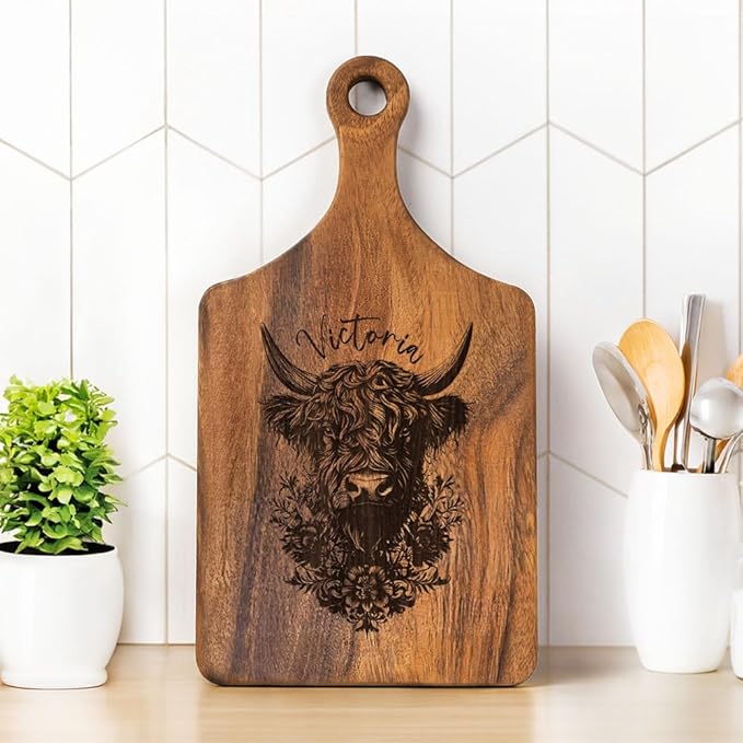 callie Personalized Highland Cow Cutting Board, Wooden Kitchen Chopping Boards with Handle, Reversible Engraved Serving Tray, Christmas Birthday Gifts for Highland Cow Lovers (S, M, L)