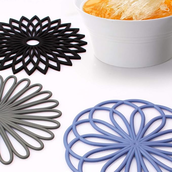 ME.FAN Silicone Trivet Mat - Kitchen Hot Pads for Pots & Dish - Insulated Teapot Trivet - Flexible, Durable, Non-Slip Large Coasters 3 Set Black