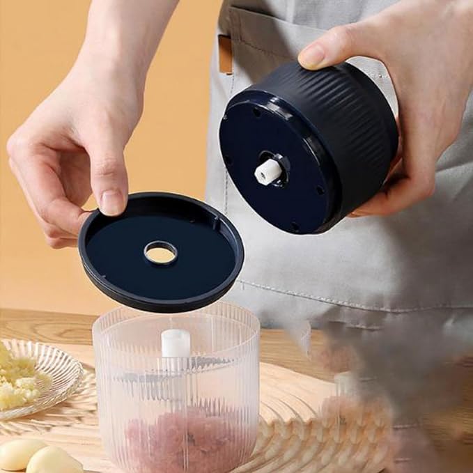 Electric Garlic Chopper,Mini Portable Veggie Choppers, 250ml Portable Electric Mini Food Chopper with 4 Sharp Blade, Cordless Food Processor for Ginger (White)