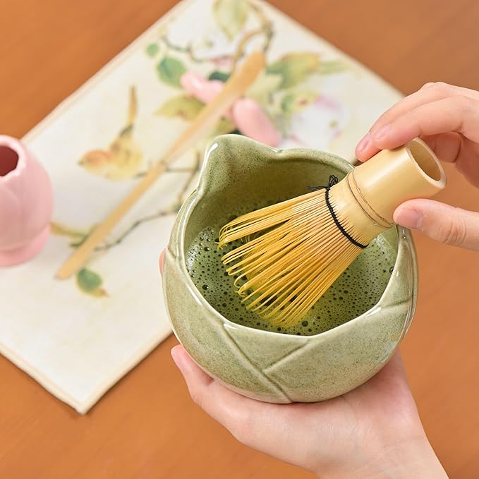 8 traditional matcha bowls with spouts, ceramic matcha bowls (Chawan), matcha mixing bowls for stirring matcha, tulip style (green)