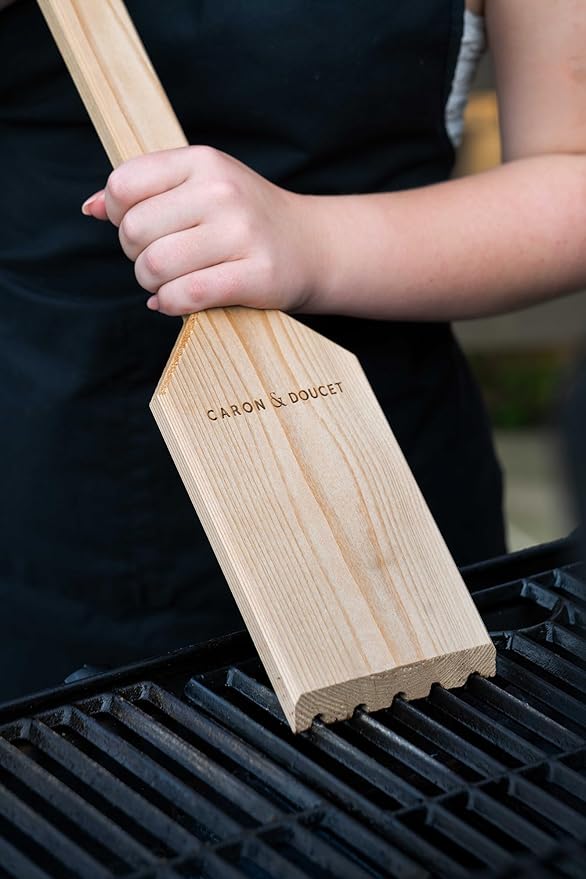 CARON & DOUCET BBQ Grill Cleaner Oil (8oz) & Natural Red Cedar Wood BBQ Grill Scraper Bundle – Wire Bristle Free, Safe Tool for Gas & Charcoal Grates