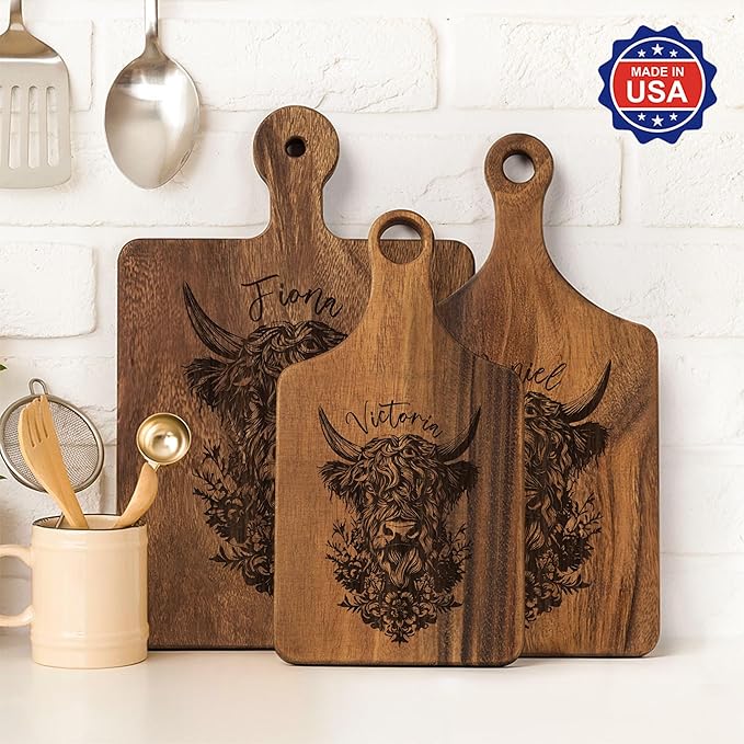 callie Personalized Highland Cow Cutting Board, Wooden Kitchen Chopping Boards with Handle, Reversible Engraved Serving Tray, Christmas Birthday Gifts for Highland Cow Lovers (S, M, L)