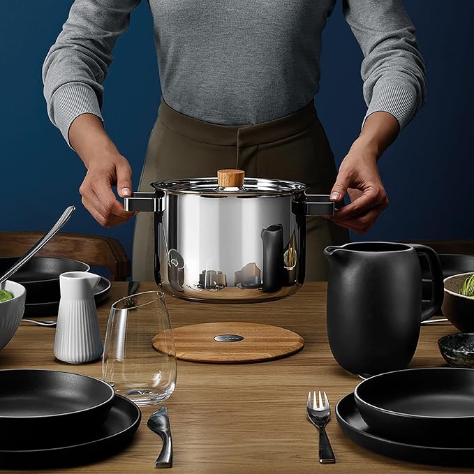 Eva Solo | Nordic Kitchen Magnetic Trivet Round | Stays Attached to The Saucepan or Pot When Moved | Danish Design & Functionality | Table Guard | Bamboo